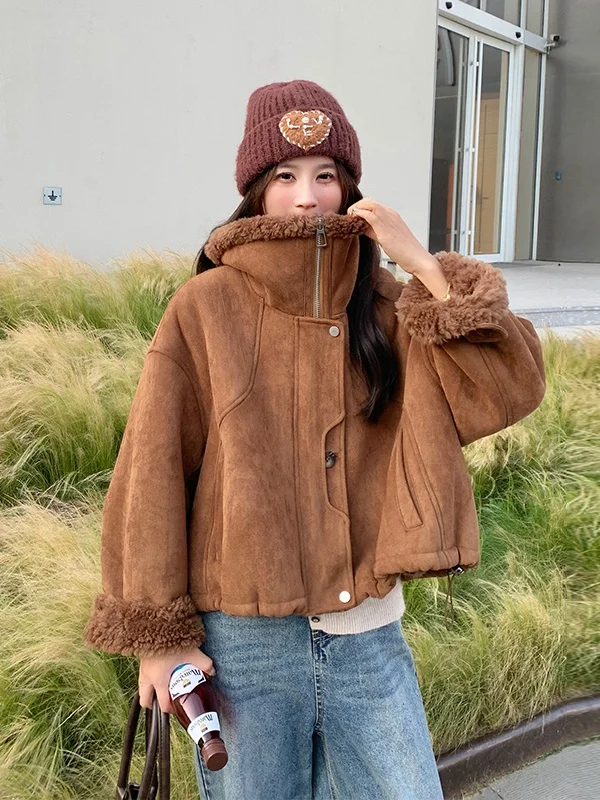 Karmelowy płaszcz z jagnięcej wełny, damski, skórzany i futrzany, ocieplany, z wykładanym kołnierzem, zimowy, ciepły, zapinany na zamek.