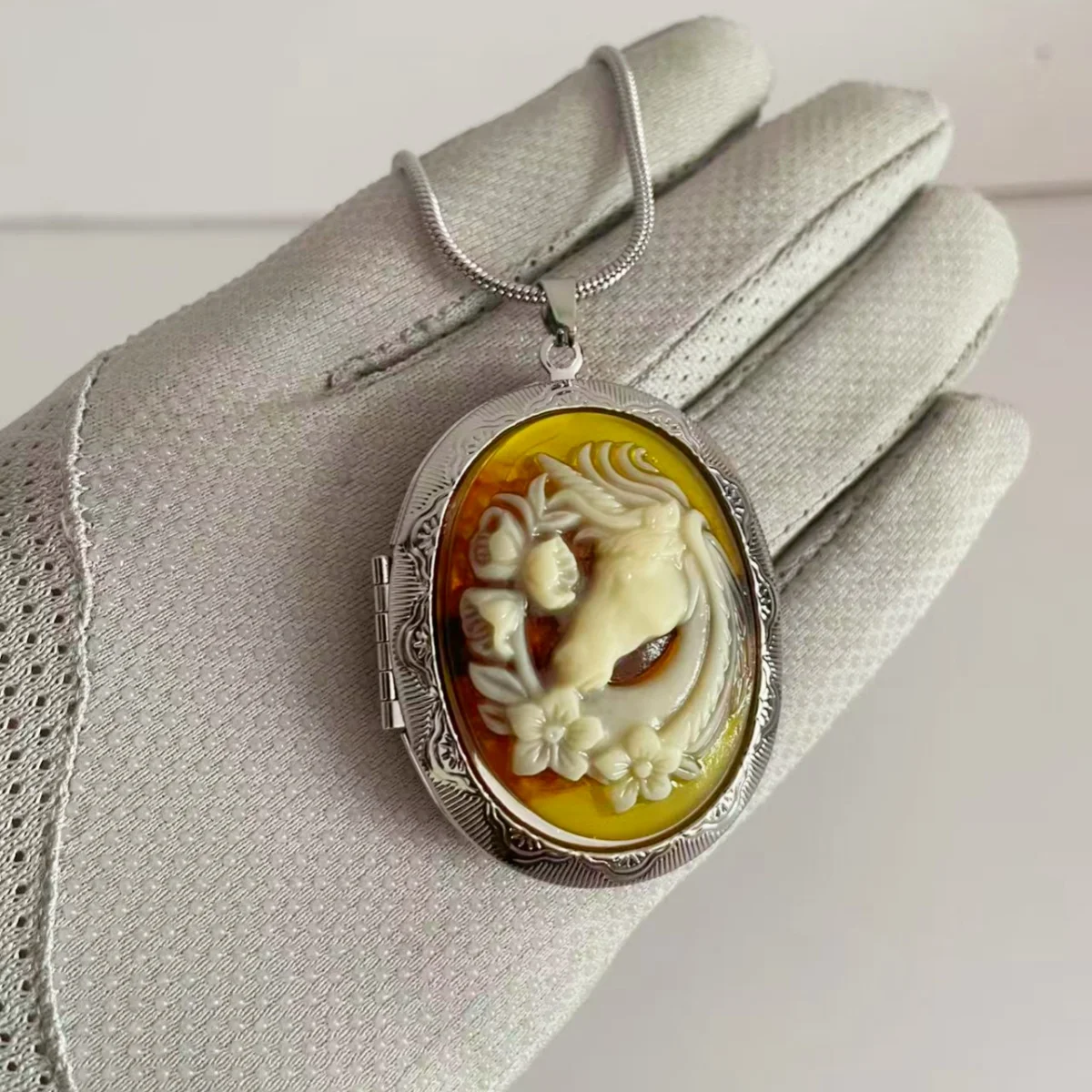 

Mitto Fashion Unisex Vintage Cameo Locket Necklace Stainless Steel Chain Unicorn Design High-End Accessory for Women