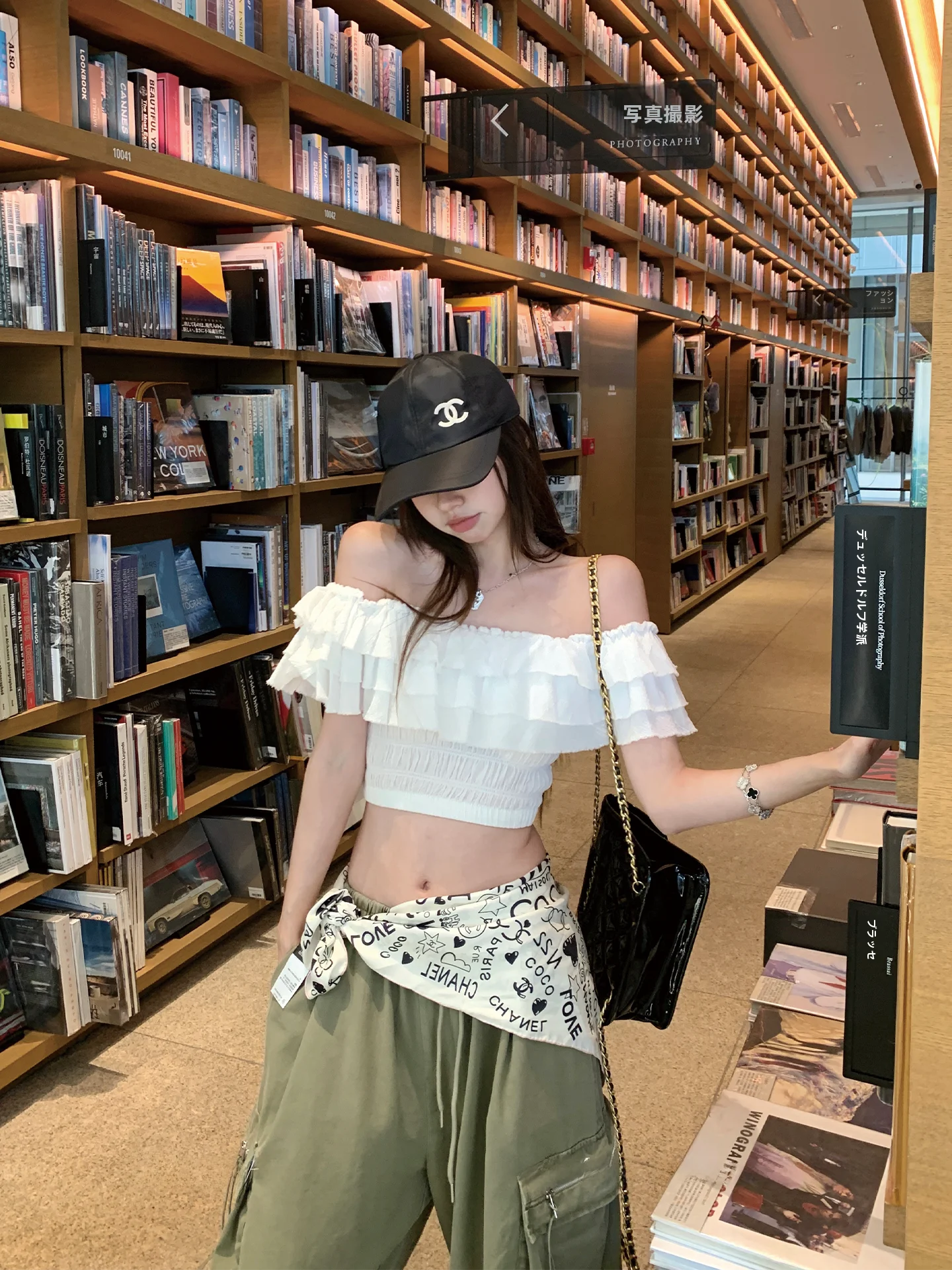 

Женская ароматная блузка Okaaay с одним открытым плечом, молодежный дизайн, воротник «лотос», короткий рукав, повседневный стиль, смесовый хлопок