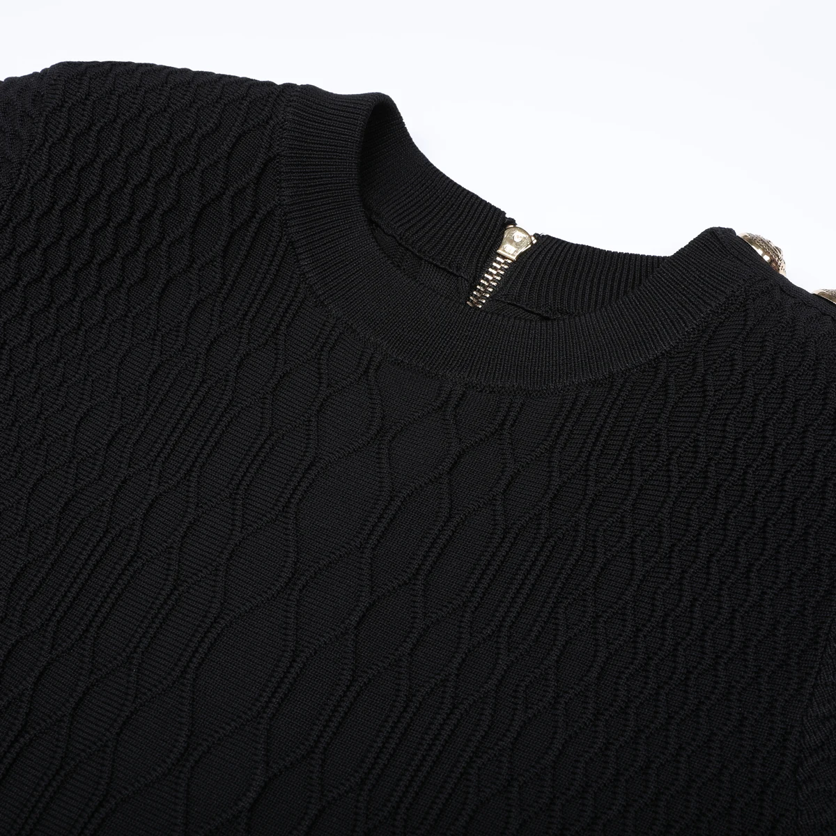 Wysokiej jakości letnia, modna sukienka dzianinowa z krótkim rękawem, okrągłym dekoltem, dopasowana, z paskiem na ramię, idealna do pracy.