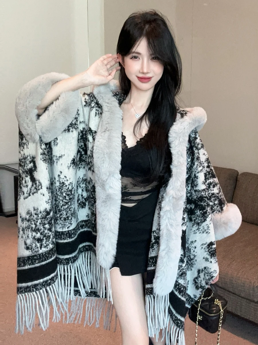 

Удлиненный кардиган с воротником из меха норки и кисточками: тепло и элегантность в одном. Длинное пальто с капюшоном.