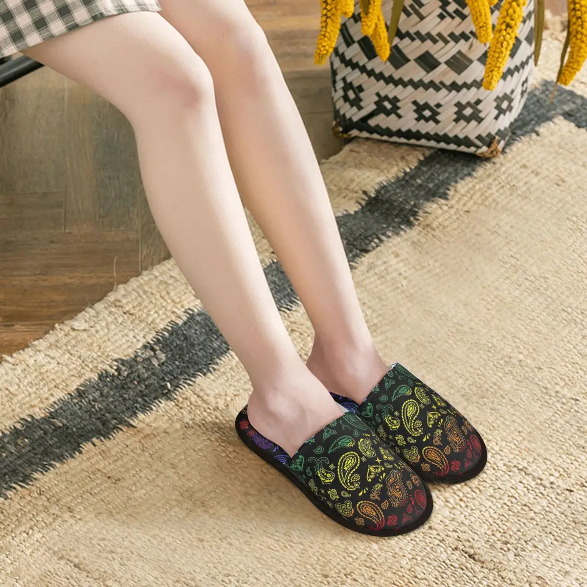 Pantofole da donna con stampa personalizzata arcobaleno su paisley nero, comode e calde pantofole morbide in memory foam, scarpe da esterno per interni