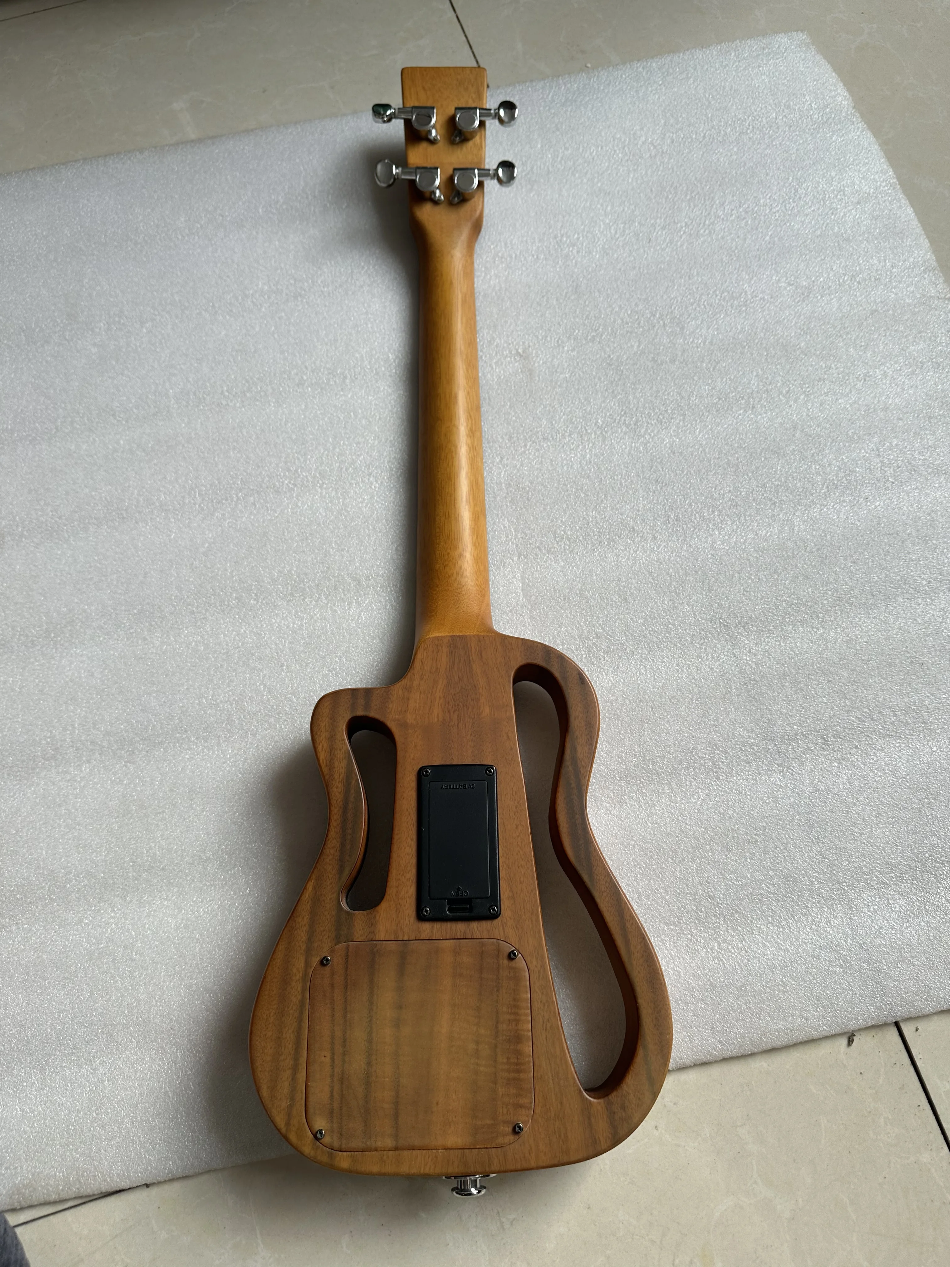 Stock Defect Electric Ukulele Przenośny koncert podróżny 23-calowy Ukulele z litego drewna mahoniowego może grać cichą praktykę bez hałasu