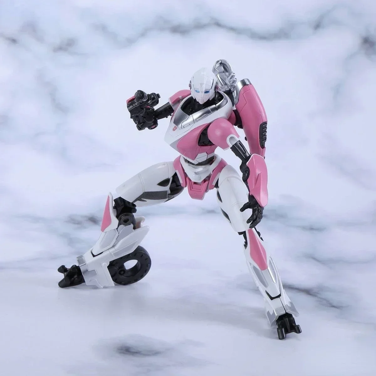 

In Stock Authentic Trumpeter Boy Bee Arcee SK04 Glue-free Movable Assembly Action Figure Model 08128 Collection Gift