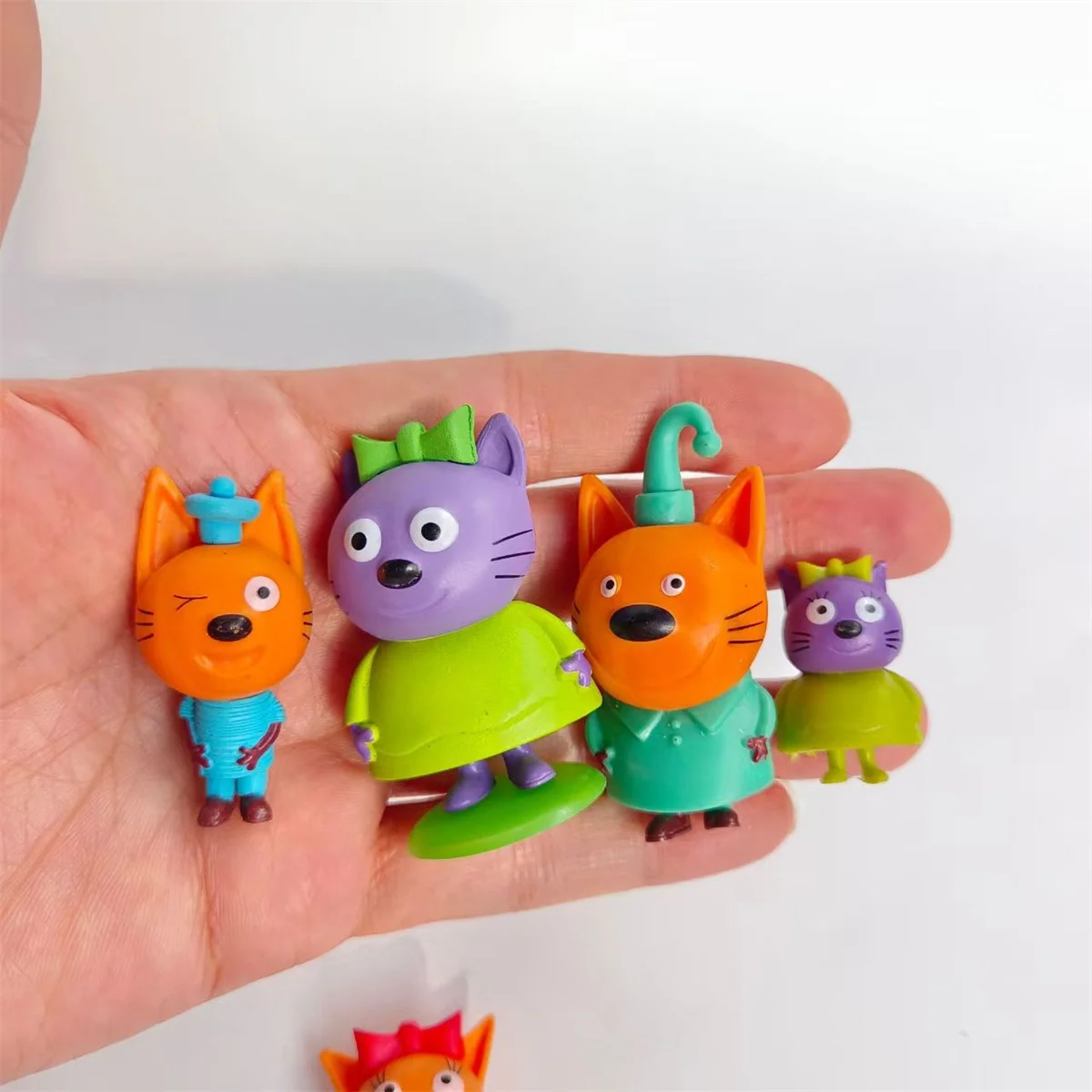 قطط أليفة لطيفة متعددة من نفس العائلة #3