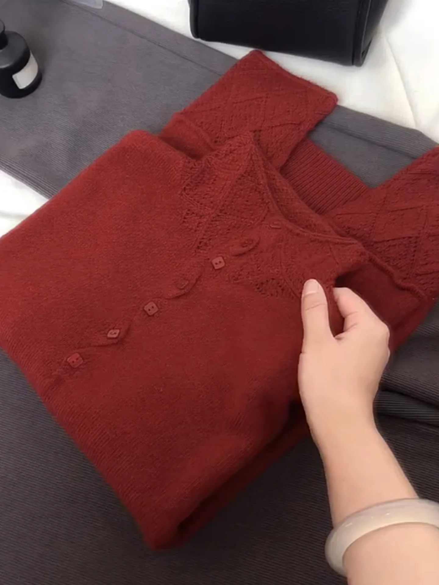 

Red Long Sve Knitted Sweater Faion Retro Design Winter 2025 Women's Camere Top Single Button European Sle Comfortabl...