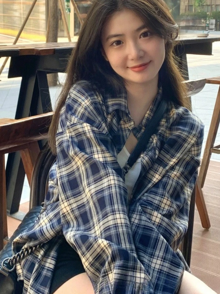 เสื้อผู้หญิงลายสก็อตสไตล์ Y2K ป้องกันแสงแดด แนวฮาราจูกุ วินเทจ กระดุมแถวเดียว สไตล์กรันจ์ พรีปปี้ ลำลอง มีกระเป๋า