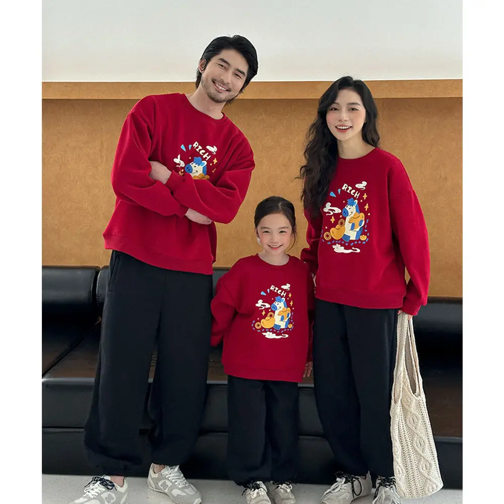2026 بلوزات عائلية حمراء متطابقة للجنسين الآباء والأطفال بلوفر دافئ للعام الصيني الجديد للاحتفال بالصورة #4
