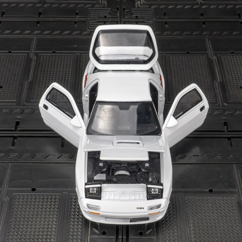 1:32 Simulación Mazda RX-7 Puertas de modelo de coche de aleación y capó de motor, el maletero se puede abrir tiene funciones de sonido y iluminación