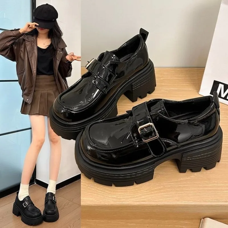 Damen Mary Jane Schuhe aus Lackleder mit Einzelner Metallschnalle, Runder Zehenbereich, Blockabsatz, Plateau, Gothic Schwarz, Freizeitschuhe – Detail 3