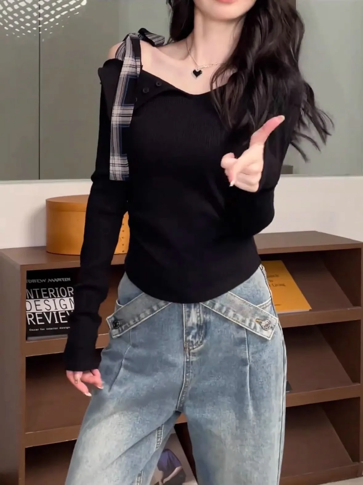 Koreańska bluzka z odkrytymi ramionami, dopasowana, modna, idealna jako warstwa bazowa na jesień.