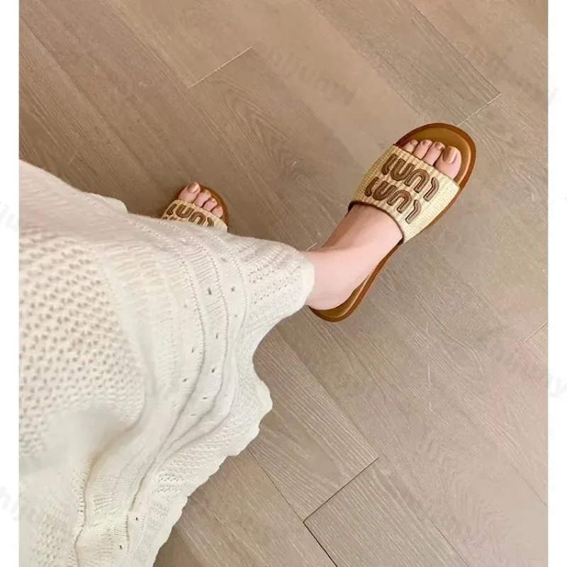 Women Luxury Flat Slippers 2024 Summer Weave Shoes Round Peep Toe Woman Sandal Solid Designer Designer Casual Beach Slides