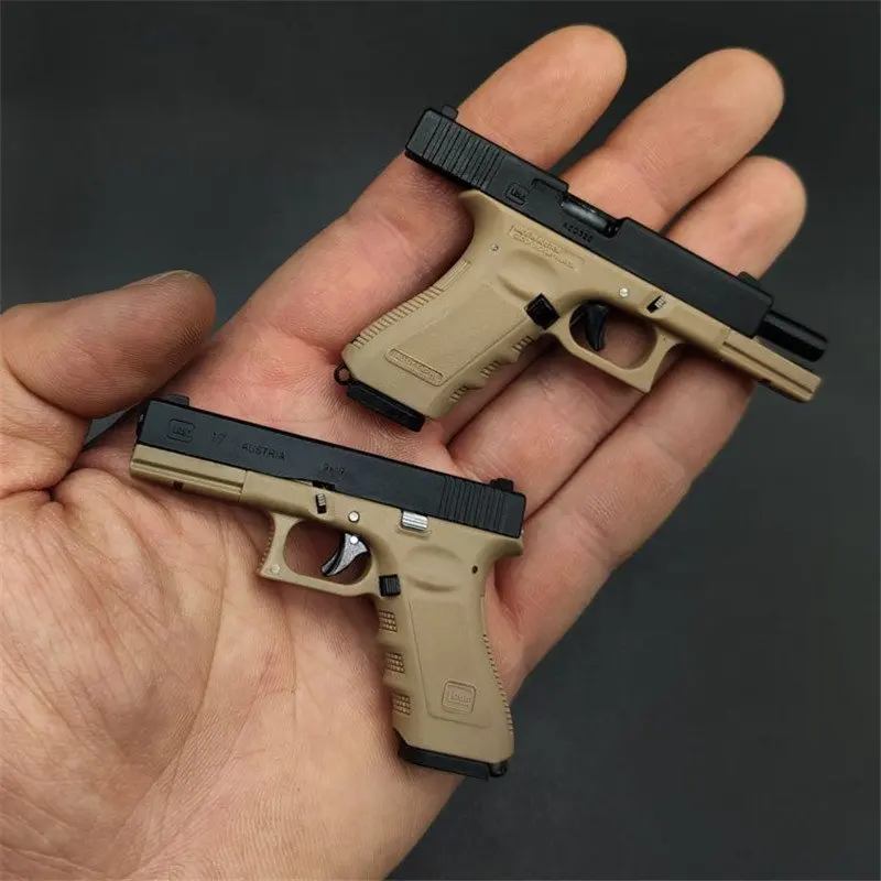 1:3 GLOCK Shell Eject Metal Keychain Model Toy Gun Miniature Alloy Pistol Collection Toy Gift Pendant