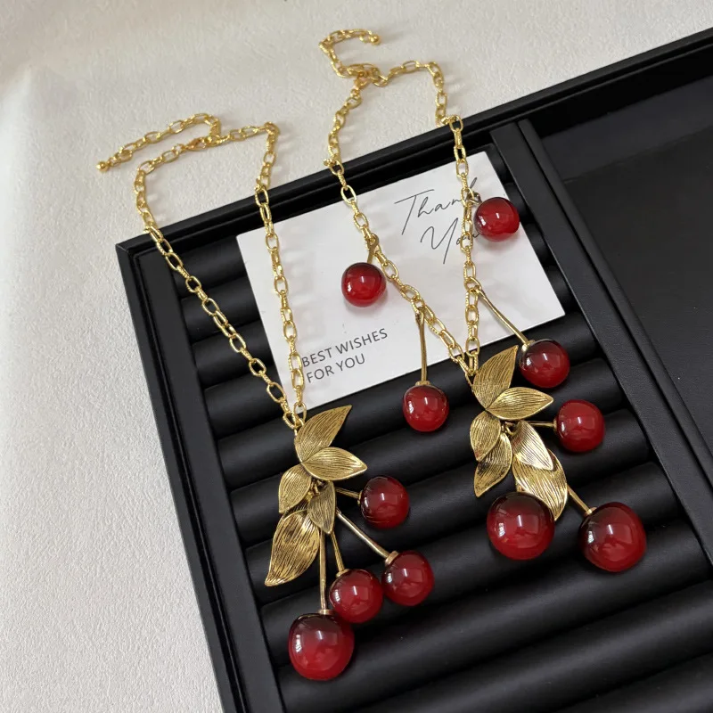 Gradient Red Cherry Necklace Gold Leaf Chain Retro Fruit Choker Luxury Fashion Women Collarbone Jewelry Gift