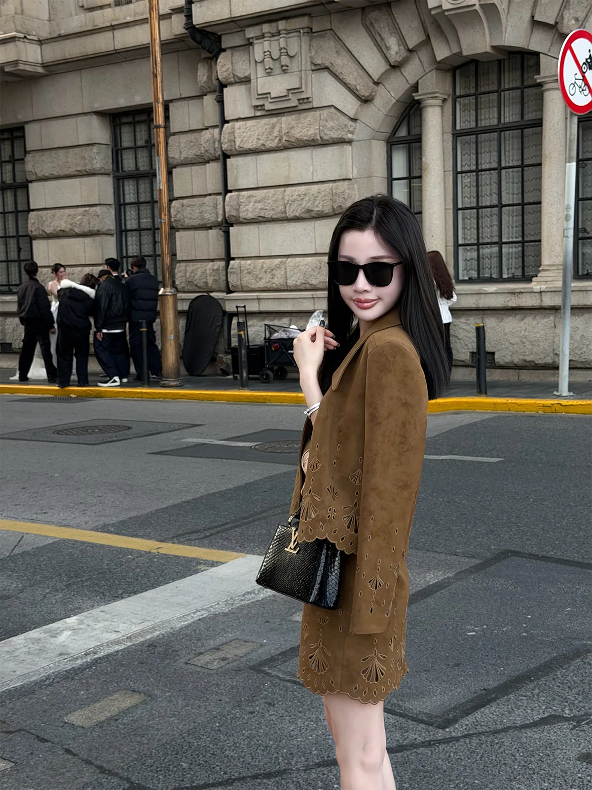 

Комплект Hebe Garden Liu Xiong: вышитая замшевая куртка с вырезами и юбка, женский модный повседневный деловой костюм для весны и осени