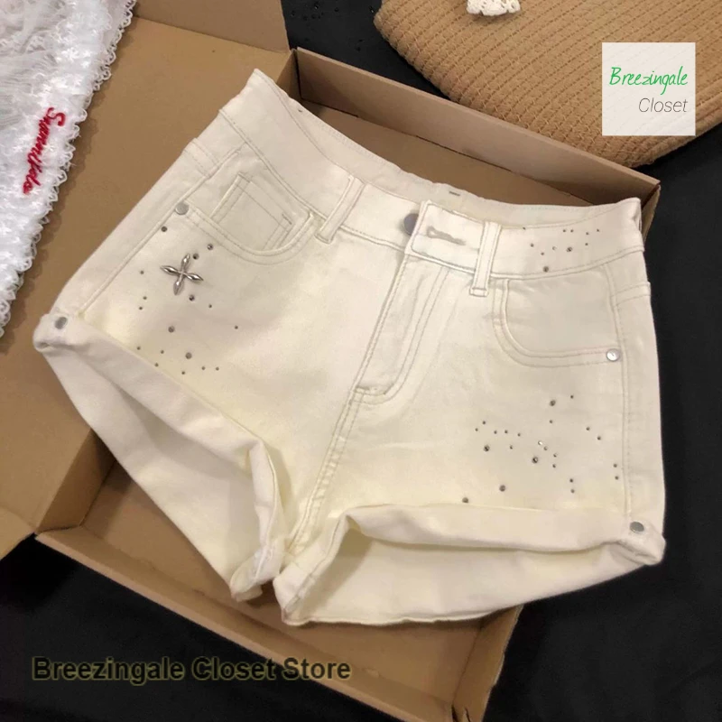 

Korean spice girl wind heavy industry hot drilling hemmed denim shorts women's spring and summer new fashion Joker A hot pants