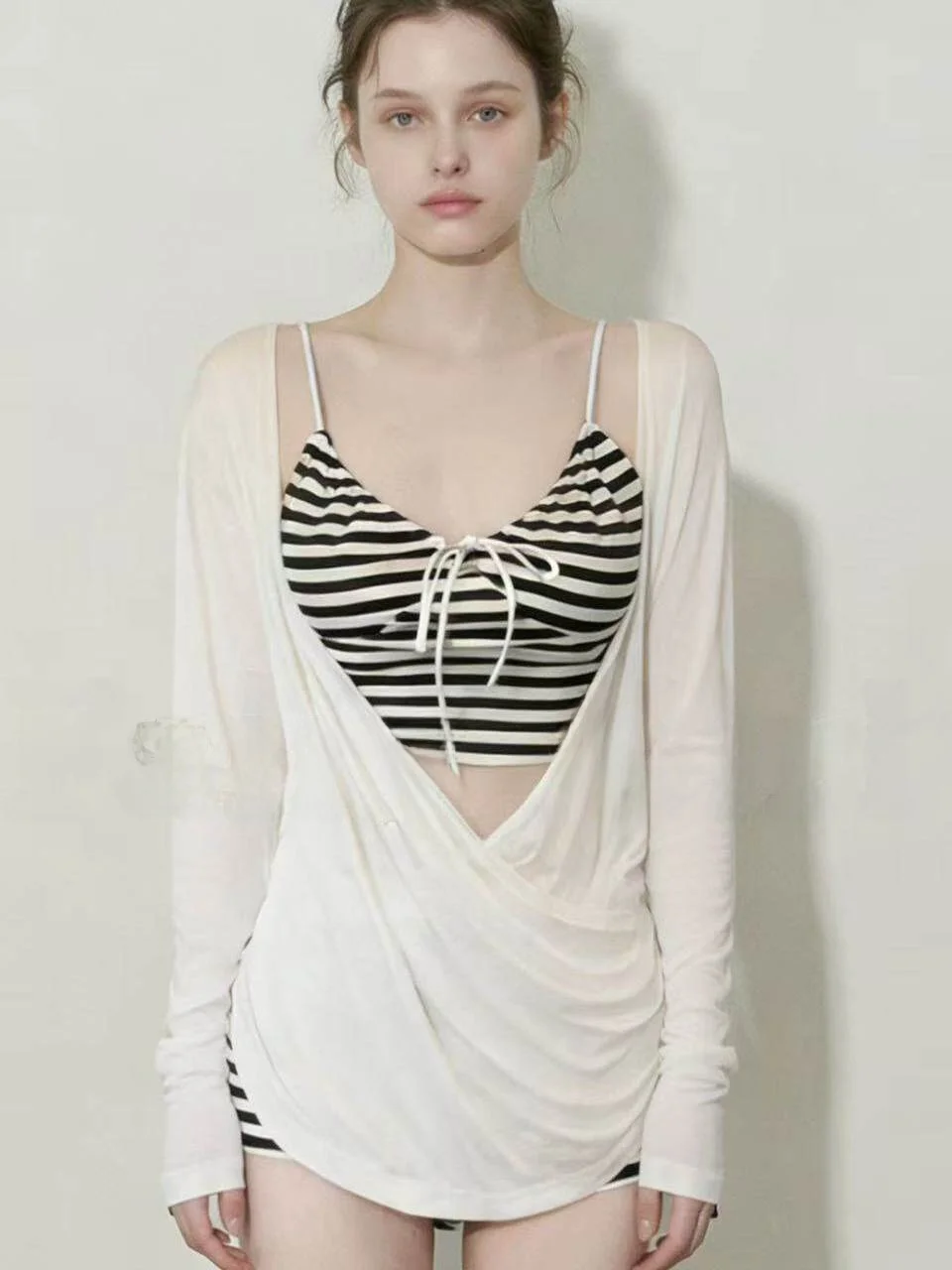 

Комплект из трех предметов: консервативный купальник в полоску с накидкой и плавками-шортами для пляжного отдыха и термальных бассейнов, женский плавательный костюм