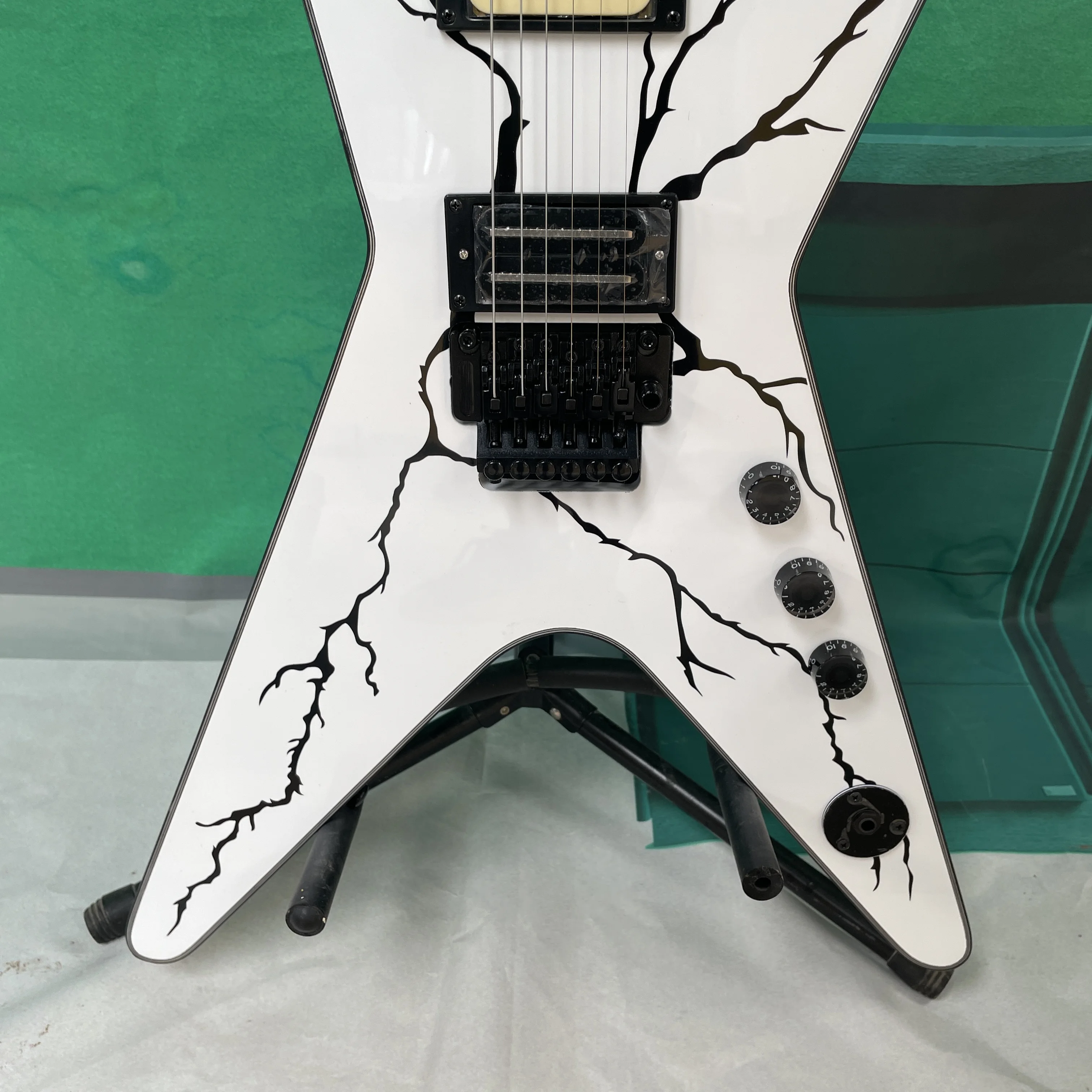 6-string electric guitar, pure white body black crackle finish, rosewood fretboard guitars, performance and collectible guitarra