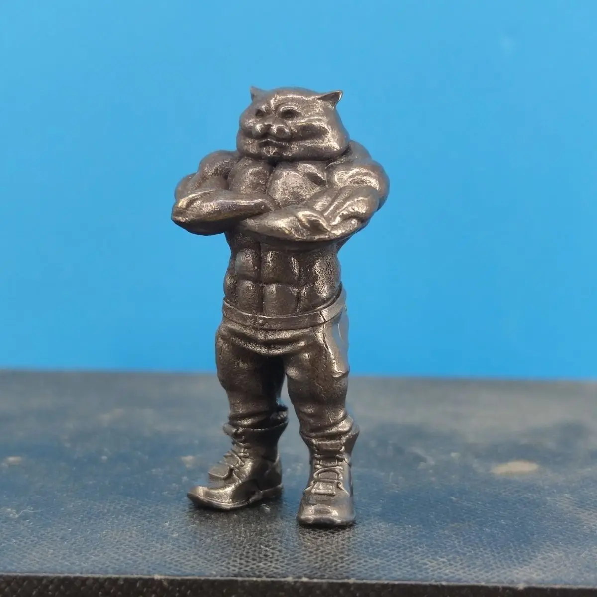 Solid Brass Flexing Lucky Cat - Armored Kylin Arm Statue Muscle Texture Cyberpunk Desk Guardian for Office Home Mini Anime Decor