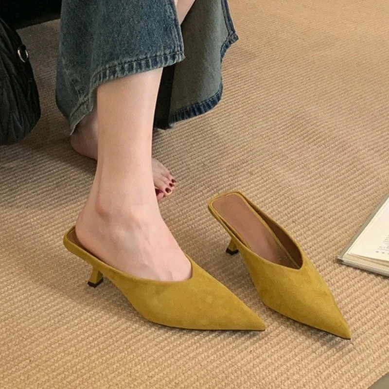 

Женские замшевые тапочки на среднем каблуке с острым носком, модная обувь на каблуке, летние сандалии с открытой пяткой, туфли-лодочки 2025 года, дизайнерские Sandalias Mujer