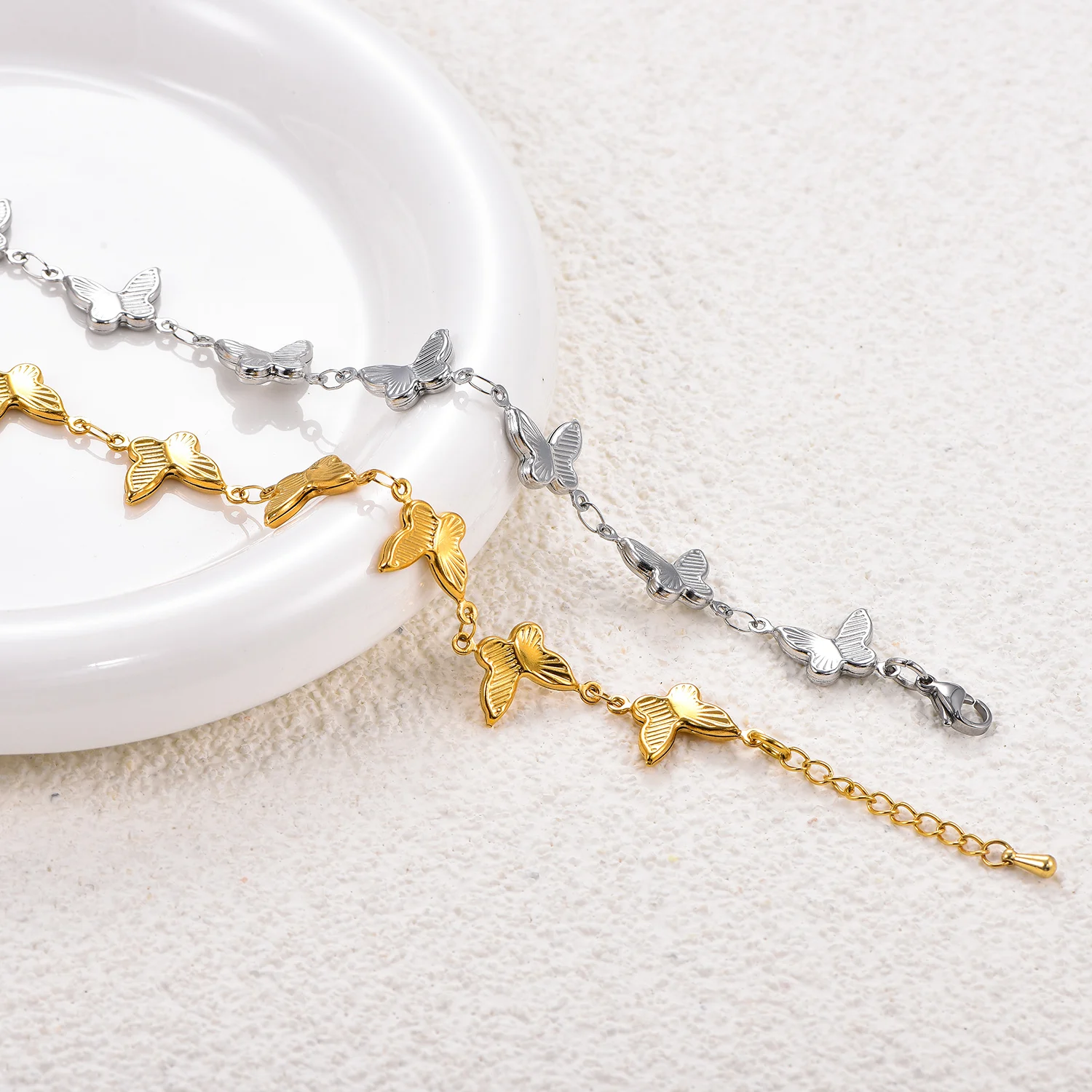 Elegante goldfarbene Edelstahl-Schmetterlingsarmbänder, trendige Armreifen, wasserdichtes Fußkettchen, vielseitiger Schmuck für Frauen und Mädchen. – Detail 1