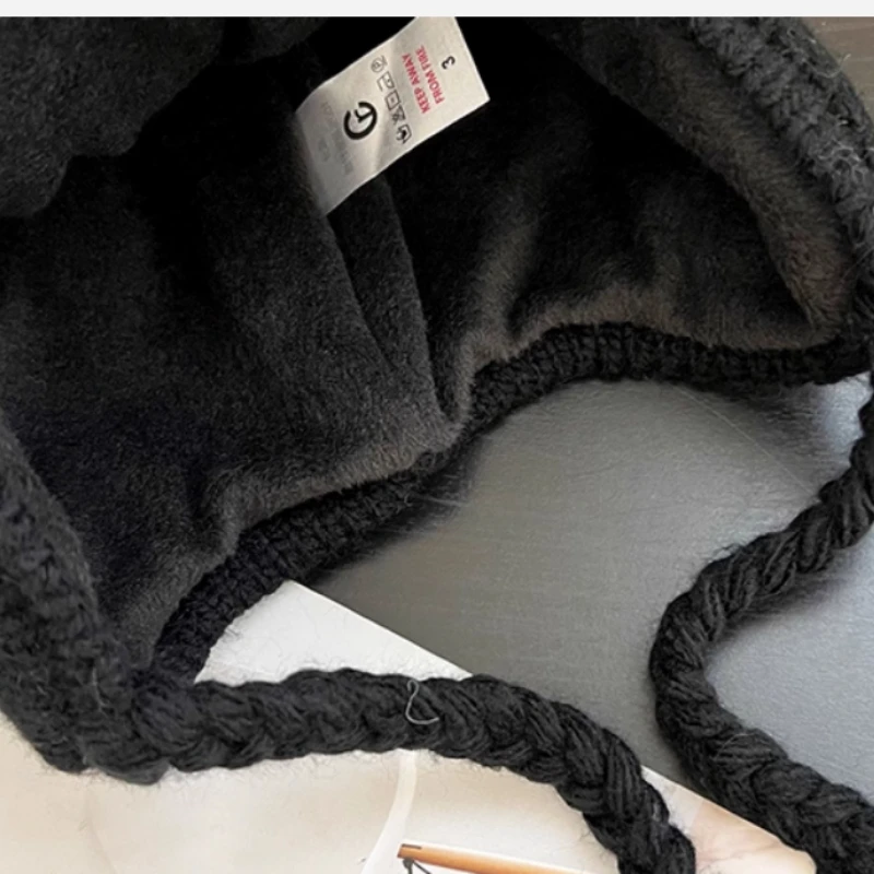 Gorro de punto con protección para los oídos de Jacquard de pingüino de dibujos animados coreano para hombres y mujeres, gorros de bombardero con cordones y bolas de pelo cálidas para invierno