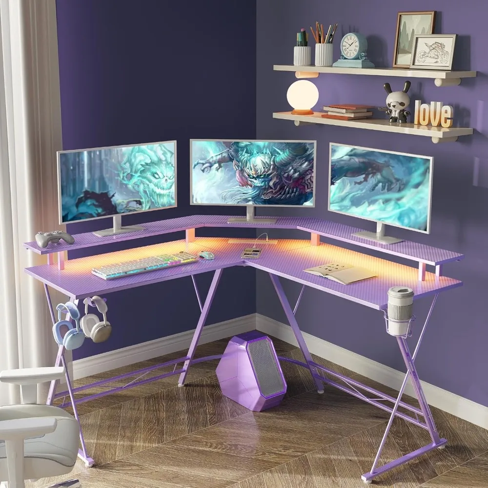 Bureau de jeu en forme de L avec lumière LED et prises de courant, surface en fibre de carbone, support de moniteur, 50.4 pouces