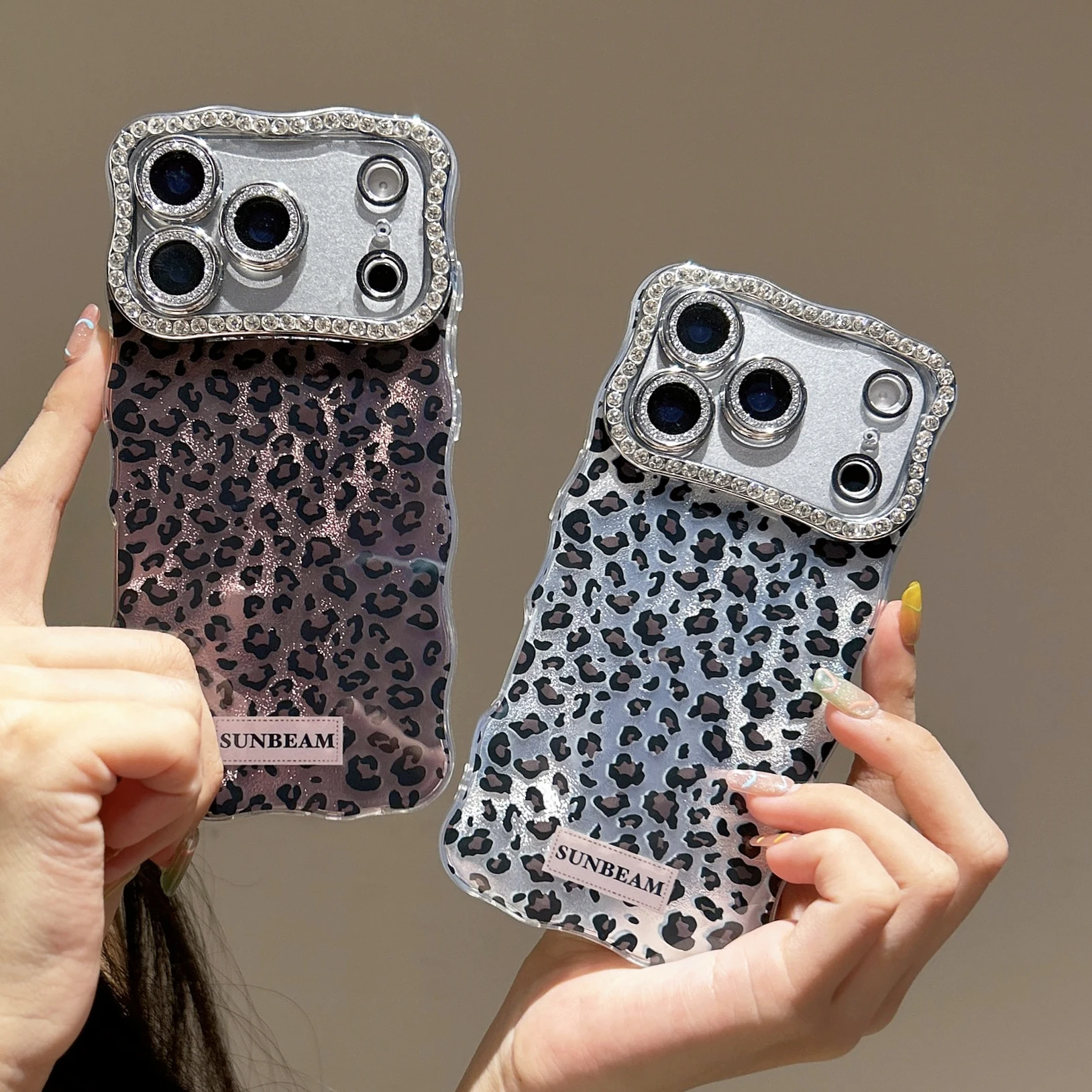 براقة ليوبارد طباعة حجر الراين إطار الكاميرا سباركلي شيك قضية الهاتف آيفون 17 16 15 14 13 برو ماكس عودة غطاء الهاتف كابا