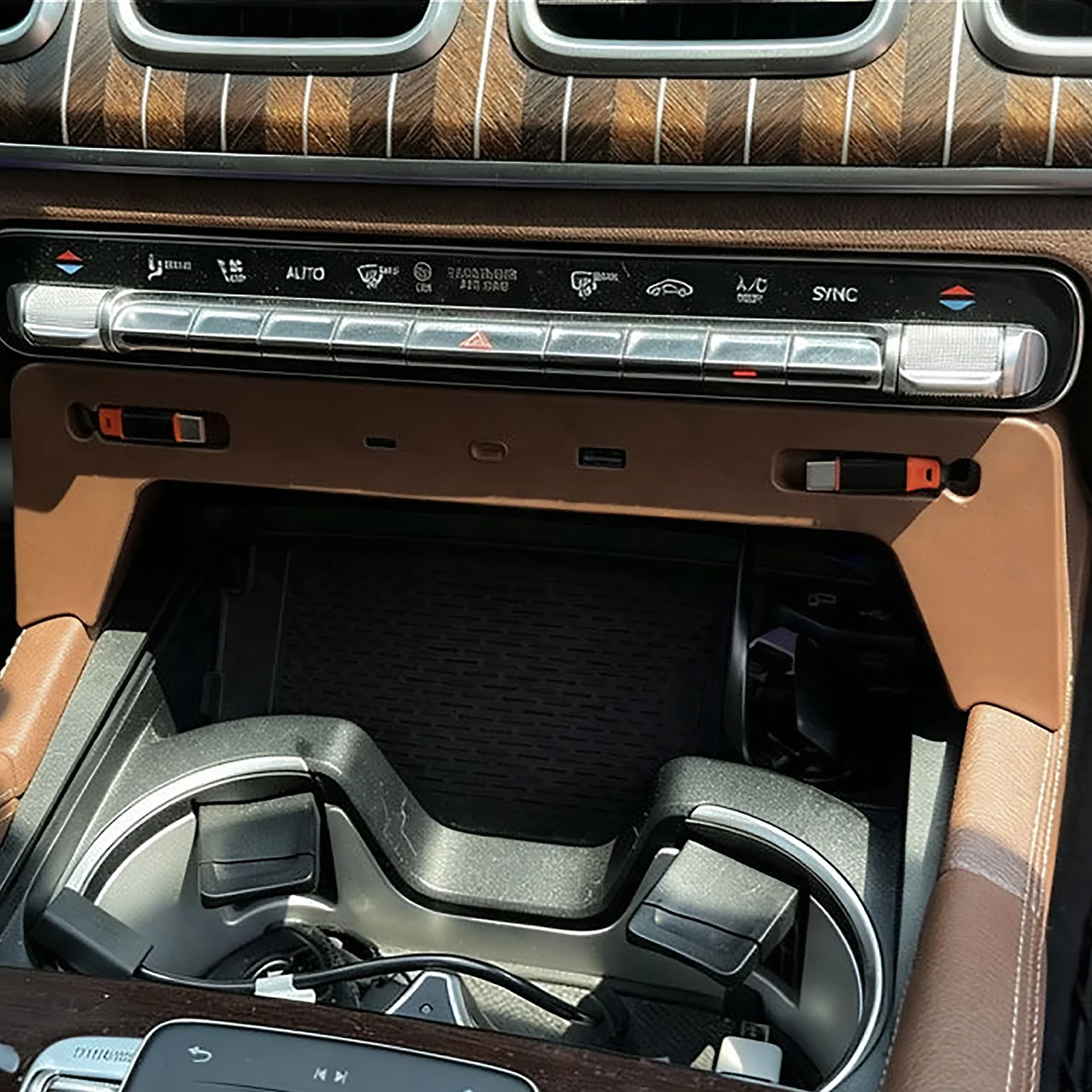 Fast Charging Car Cigarette Lighter Docking Station For Mercedes-Benz GLE GLS W167 X167 2020 2021 2022 2023 2024 2025 2026