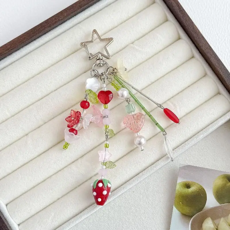 Handgefertigter Modischer Erdbeer-Tulpen-Schlüsselanhänger in Leuchtendem Rot, Kokett, Dekorativer Anhänger, Leicht, für Rucksack, Täglichen Gebrauch, Geschenk – Detail 2