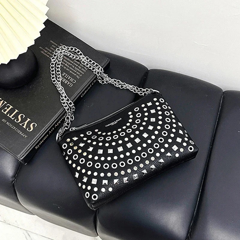 Europäische und amerikanische Schultertasche mit Nietenkette, Damenmode, cooler Street-Style, Umhängetasche, große Kapazität, Pendler-Handtasche – Detail 8