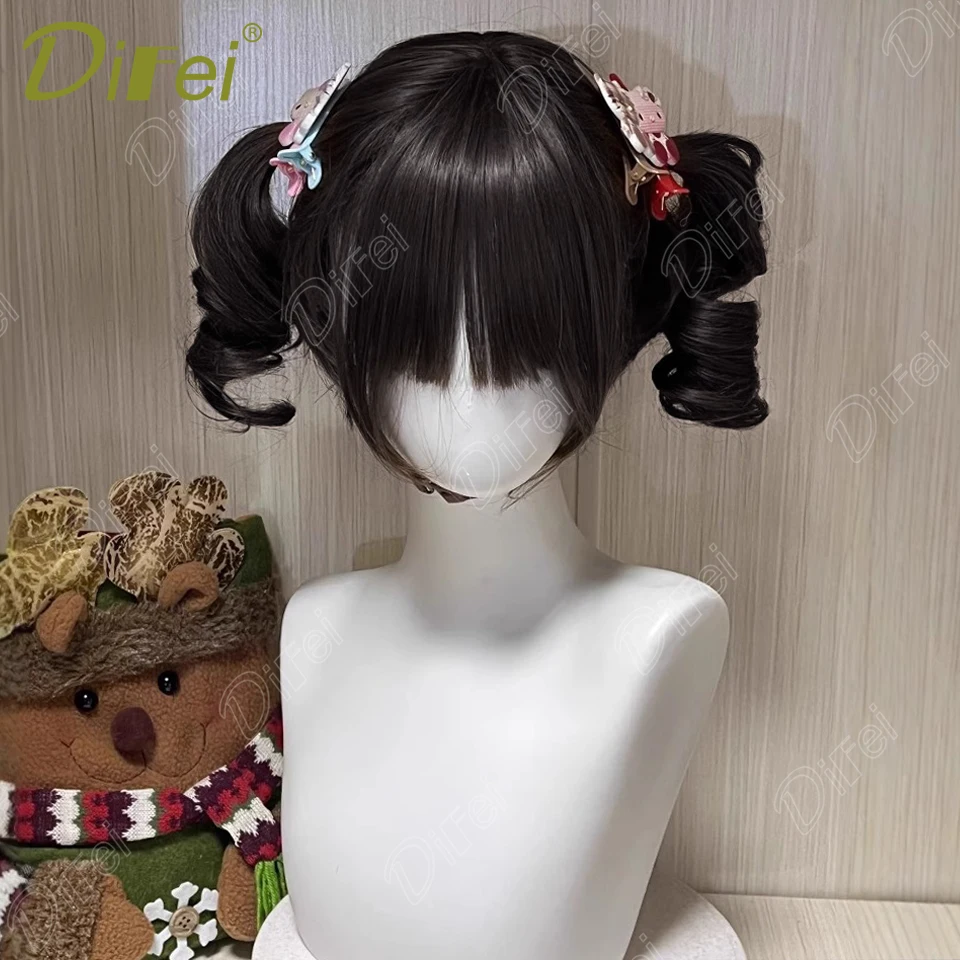 

Короткий вьющийся синтетический парик Лолиты. Вьющийся парик с двойным хвостом и челкой. Подходит для женщин для ношения на Хэллоуин и Рождество.