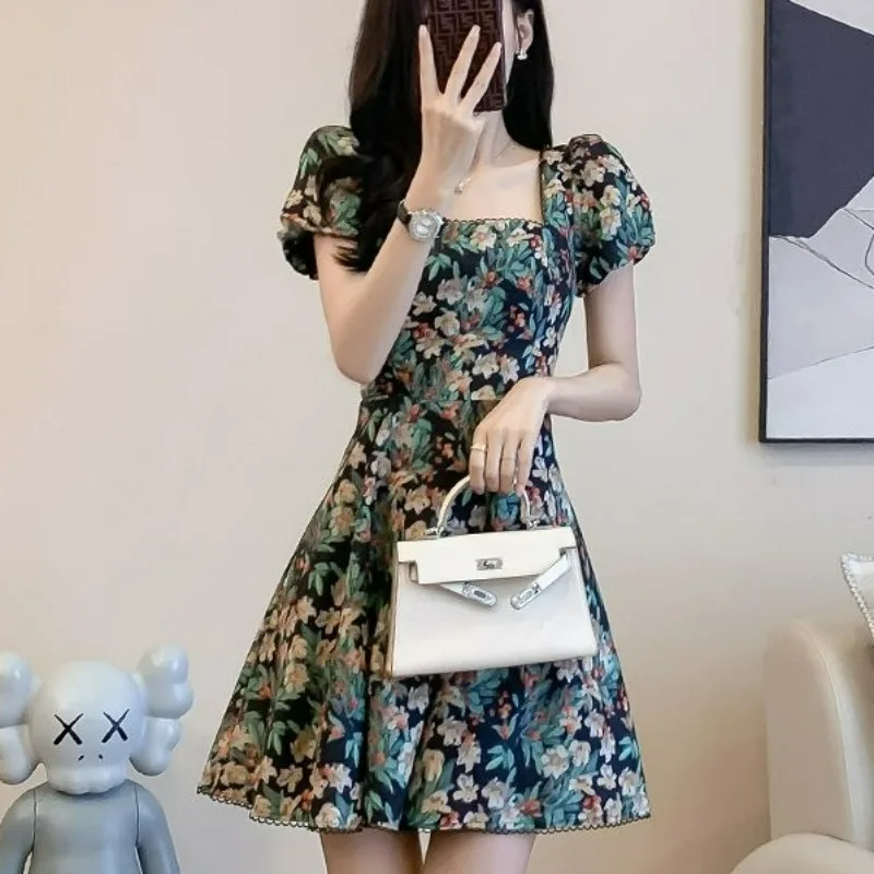 

2024 Summer Square Collar Retro Temperament Make Someone Look Slimmer Dress Waist Thin Chic Bubble Sleeves Floral Fashion Dress