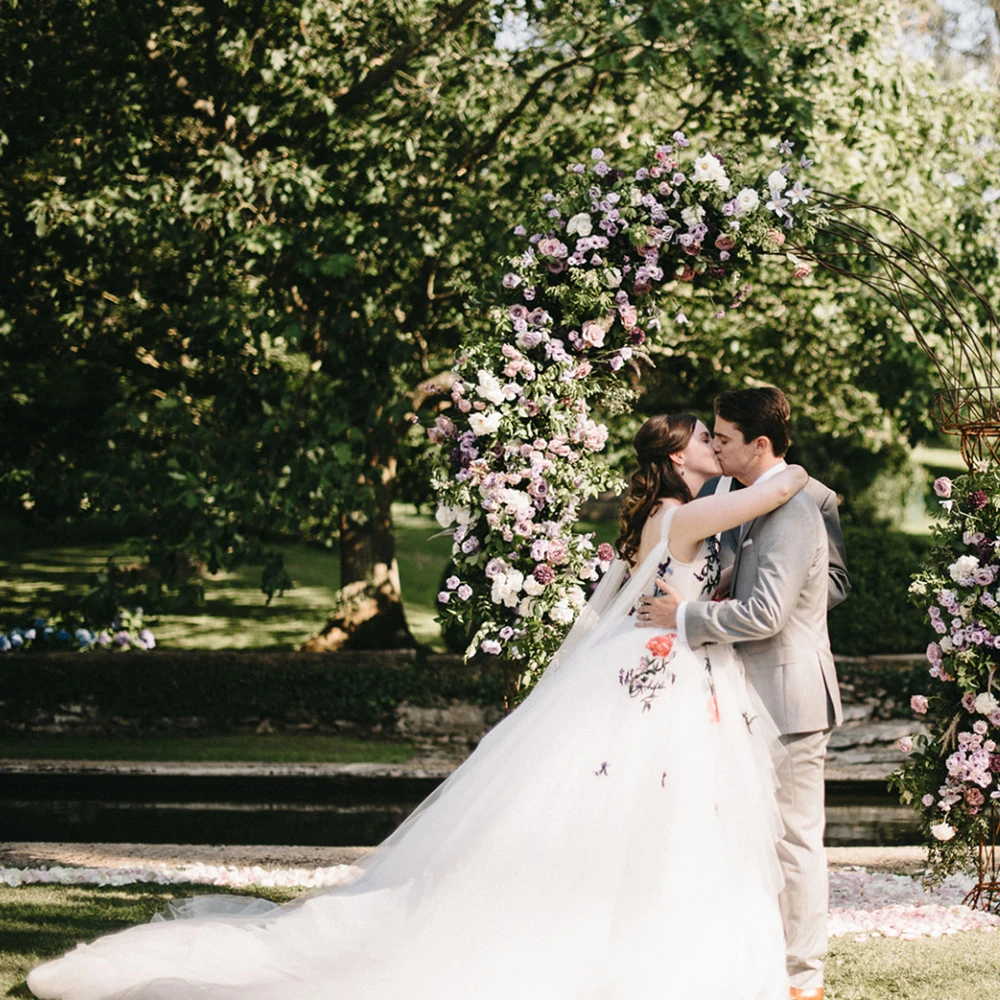 Vestido de novia Floral colorido bordado de princesa, hecho a medida vestido de novia, superposición de malla hinchada, cuello en V, Espalda descubierta, alas de hombro