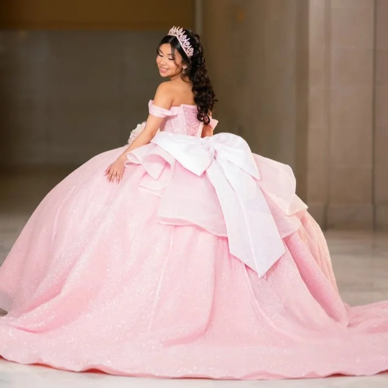 Vestidos de quinceañera de color rosa brillante personalizados con hombros descubiertos, apliques de lentejuelas, lazo de cristal en capas, Vestido de cola larga 15 para quinceañeras