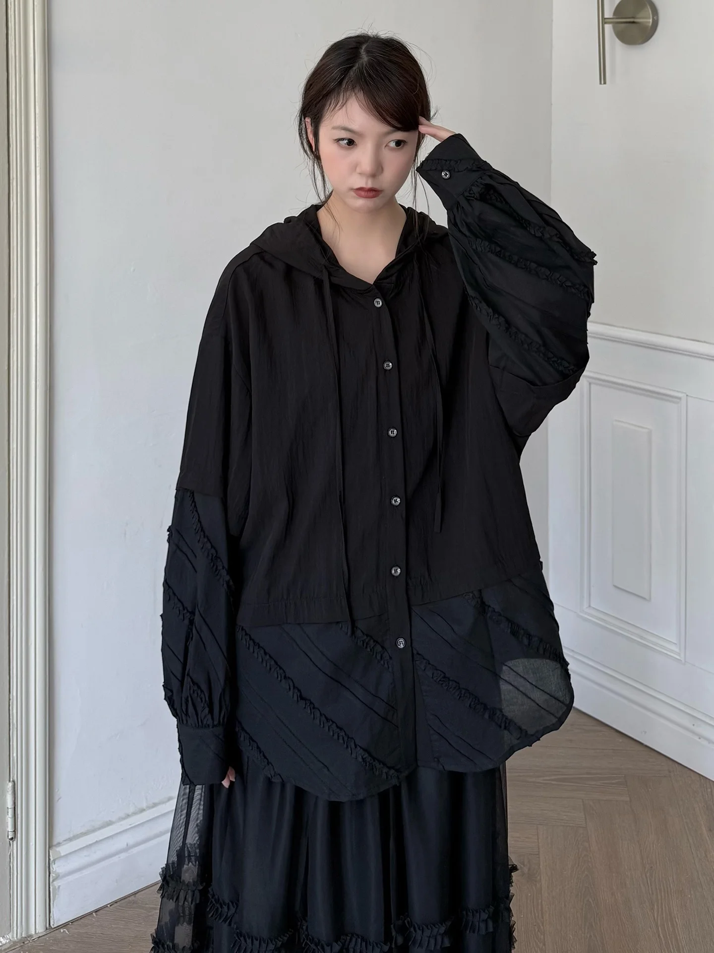 

Свободная куртка-худи с длинными рукавами от Lu Yuan, коллекция Весна 2026, текстурированная, в стиле пэчворк, женская, повседневная, модная