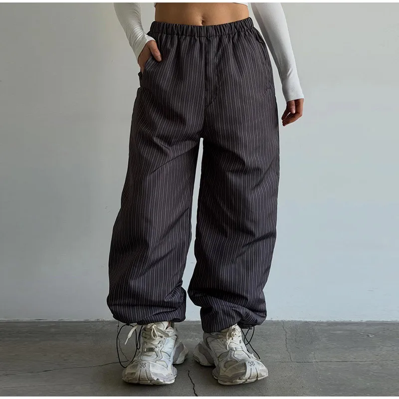 2026 Winter Gestreiftes Baumwoll-Mantel-Hosen-Set für Damen mit Kapuze, Stehkragen, Reißverschluss-Steppmantel und Hose mit Elastikbund – Damen-Outfit – Detail 17