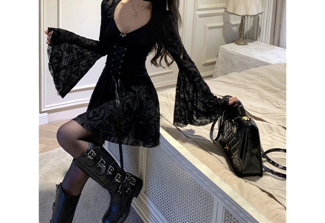 

Long-sleeved Retro Black Dress Autumn and Winter New High-end Waist Temperament Short Skirt Women's Clothing