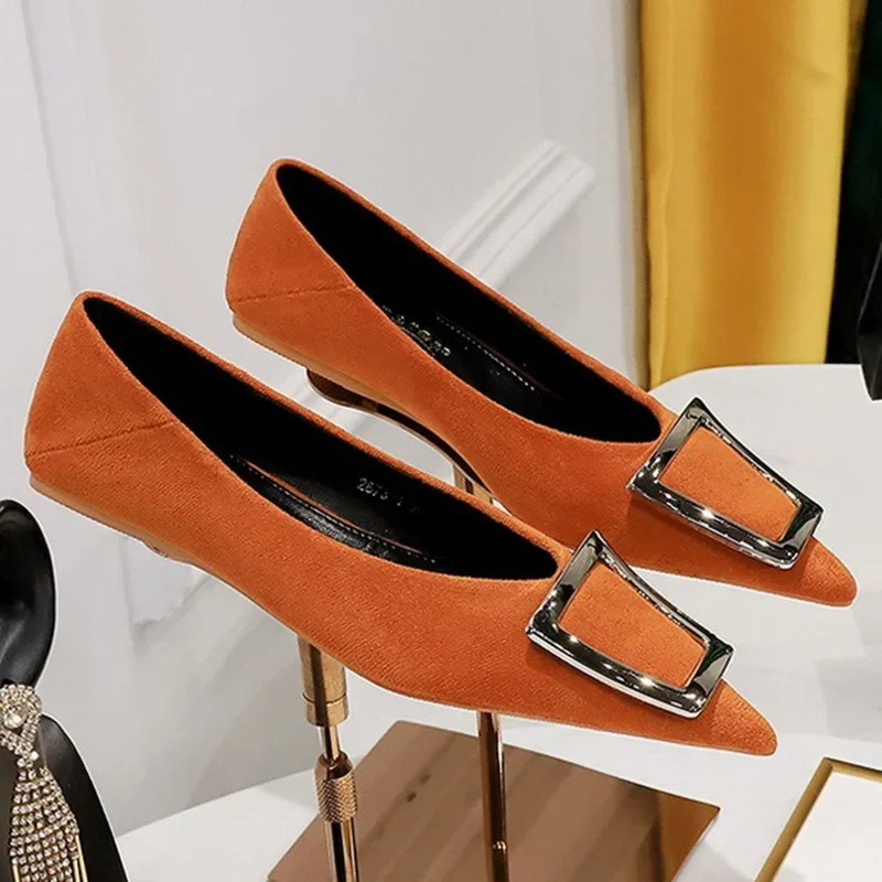 

Женские бархатные бежевые туфли на низком каблуке 1 см, блестящие женские туфли с металлической пряжкой и острым носком на низком каблуке, Женская универсальная офисная повседневная обувь, 2024