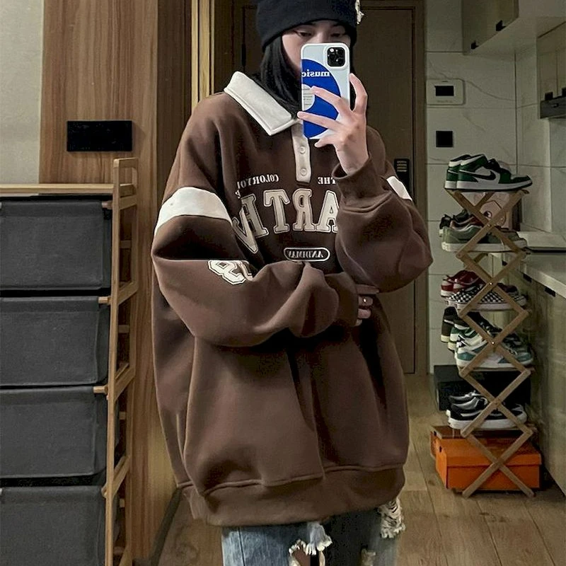 Bông Tai Kẹp In Chữ Khoác Hoodie Nữ Dạo Phố Vintage Cổ Polo Tay Dài Đồ Họa Áo Nỉ Nâu Áo Thun Chui Đầu Kpop Quần Áo