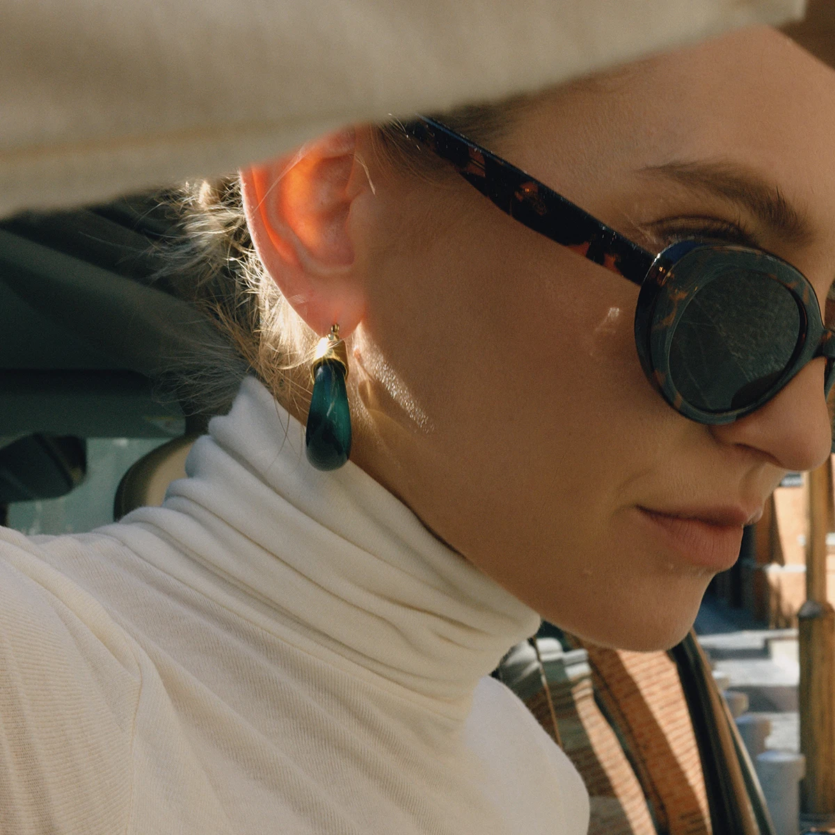 

AIKOER Vintage 18K Gold Color Stainless Steel Autumn Winter Dark Green Resin Large-Sized Chubby U-shaped Earrings Women's Jewelr