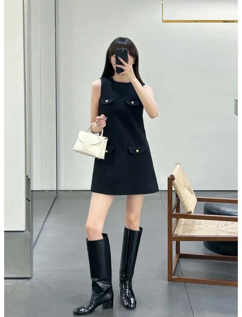 

Ms. Fan, a socialite, dresses in a fashionable and elegant style, youthful and age reducing multi pocket vest, small black skirt