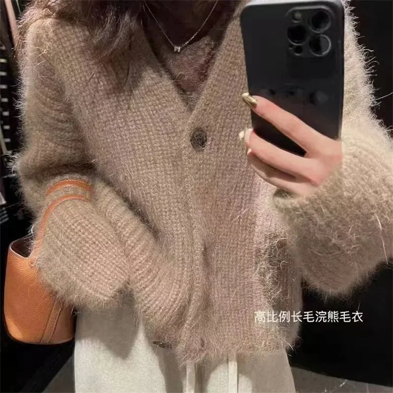 Cárdigan de punto europeo suave y pegajoso con cuello en V para mujer, primavera-otoño 2026, suéter holgado de estilo casual, chaqueta color camel.