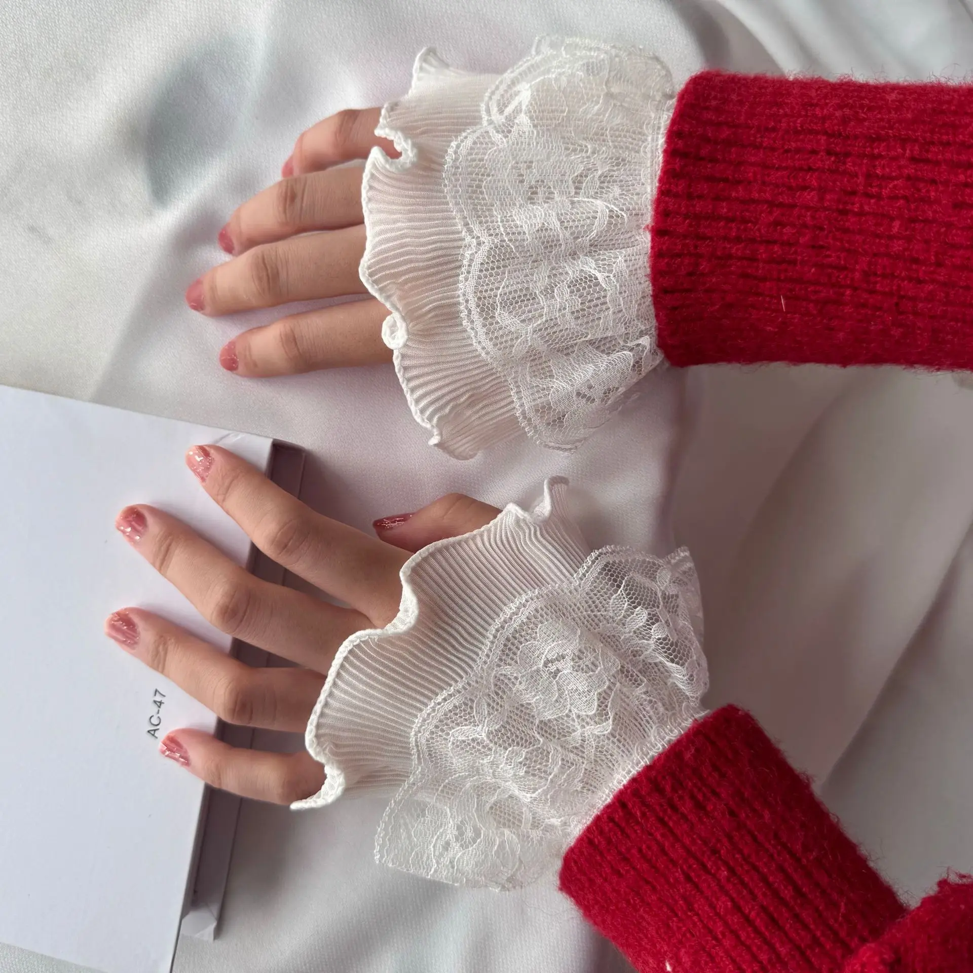 

Women's Thin Pleated Lace Fake Cuffs Ruffled Wristband Fashion Accessory Decorative Wrist Decor