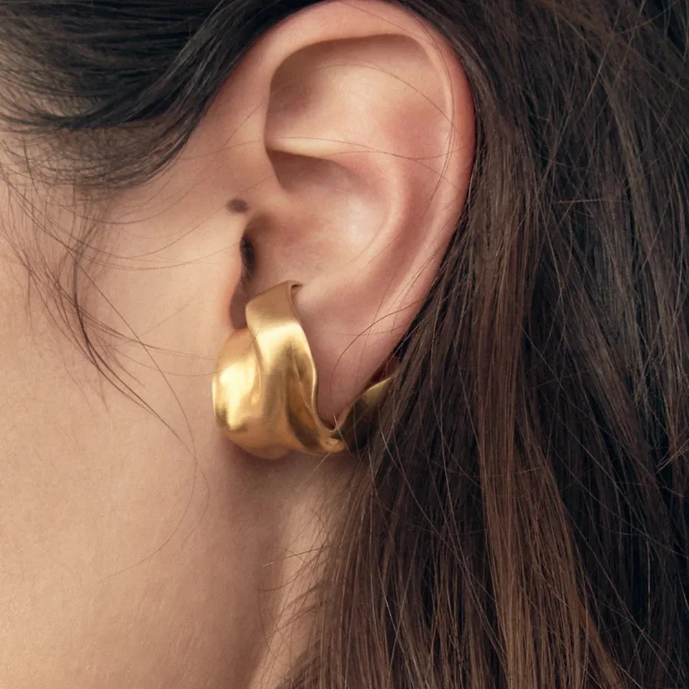 Trendige Unregelmäßige Metall-Plissee C-förmige Ohrklemmen für Frauen, Geometrischer Fake-Knorpel-Schmuck ohne Piercing, Geschenke