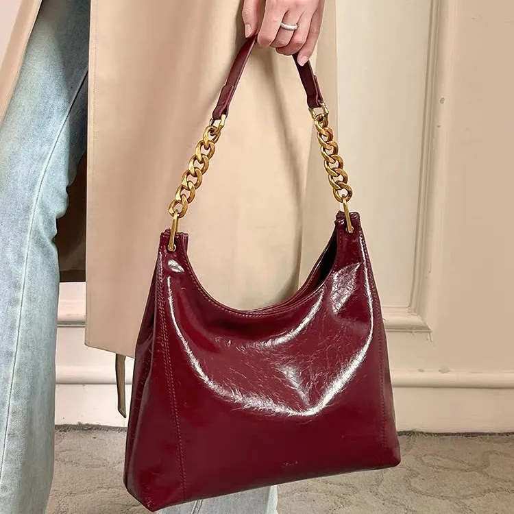 2025 حقيبة جلدية لامعة جديدة متعددة الاستخدامات باللون الأحمر الفاخر على الطراز الحضري البسيط تحت الإبط للاستخدام اليومي حقيبة كروسبودي