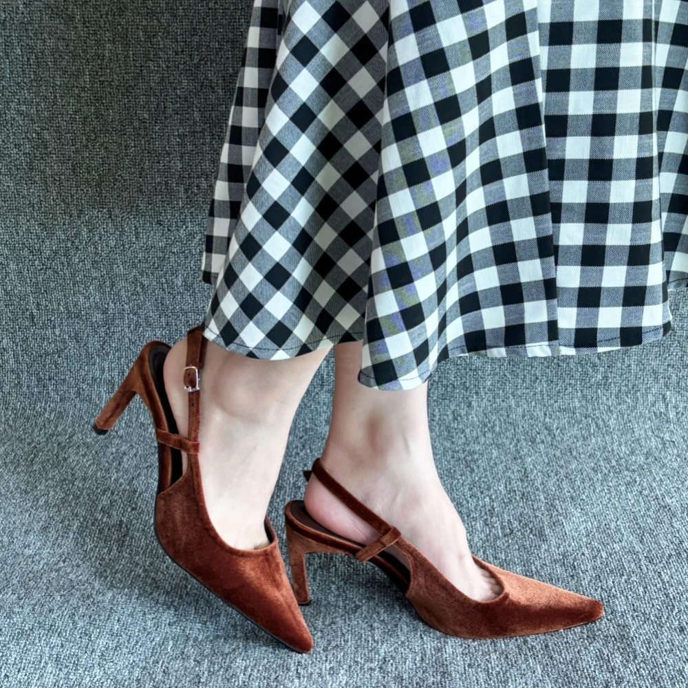 

Роскошные дизайнерские замшевые женские туфли-лодочки с острым носком и ремешком на спине, однотонные туфли на высоком каблуке, новая модная сексуальная обувь в западном стиле