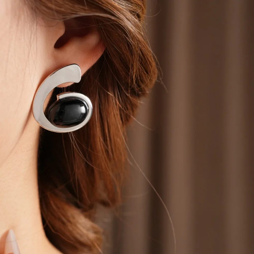 Personality Fashion Silver Tone Curved Geometric Inlaid Black Domed Stone Stud Earrings for Women Opera Night Styling Jewelry