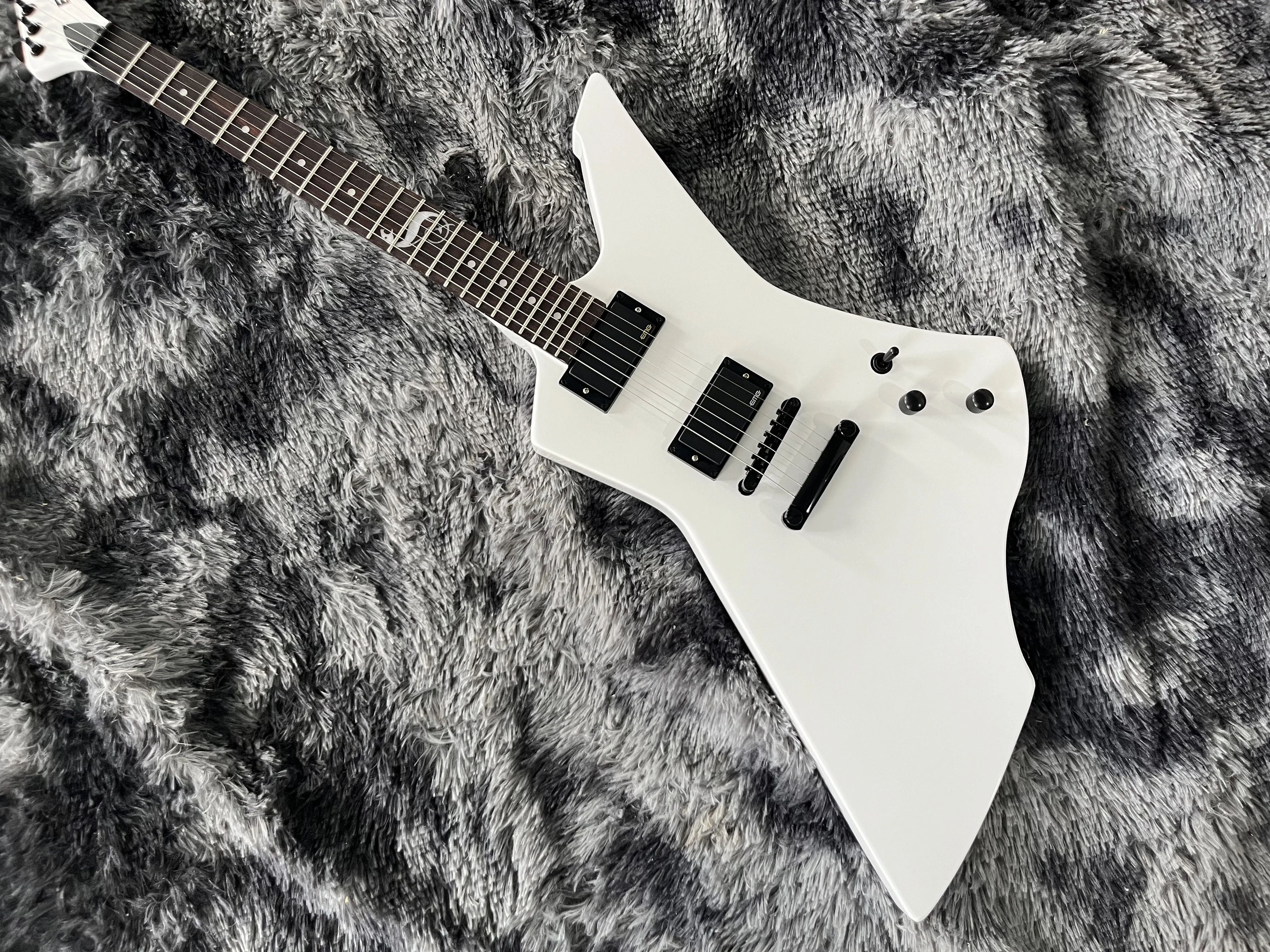 China\'s  Becoda  electric guitar OEM shop White And Black Color 6 Strings