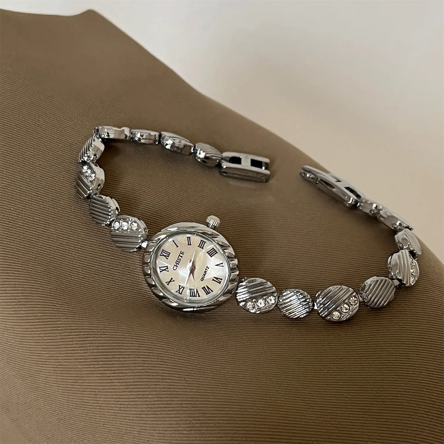 

Vintage Small Gold Women Watches Luxury Brand Dress Casual Quartz Oval Dial Ladies Wrist Watches Gold Watches for Women 2026